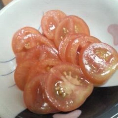 今までトマトに塩のみで食べていましたが、そこにごま油を足すとさらに美味しくなりますね～♪ しかも簡単なのがいいですね☆